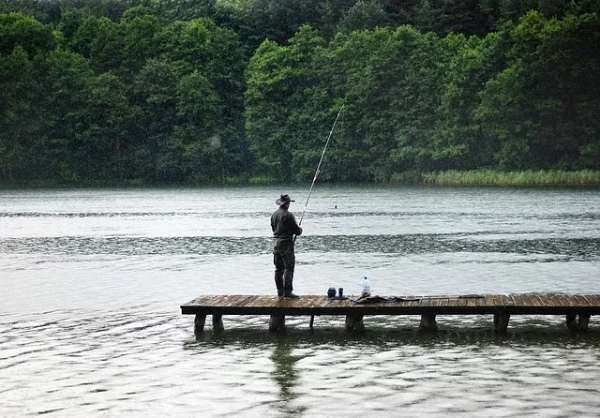 雨の日の釣りに最適な服装特集！必要な装備の選び方や快適に釣るための注意点も解説