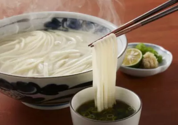 ゆで時間は短く、食べごたえのある新食感「平延べうどん」を再販売