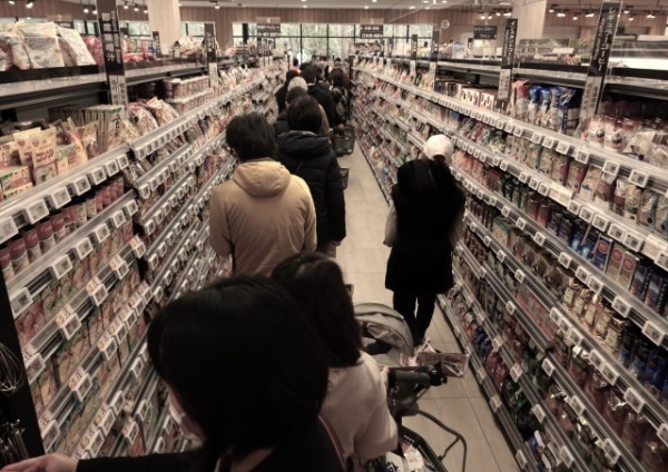スーパーマーケットの「売場面積」「目標年商」を経年で分析！ 見えてきた地方と都市の格差とは