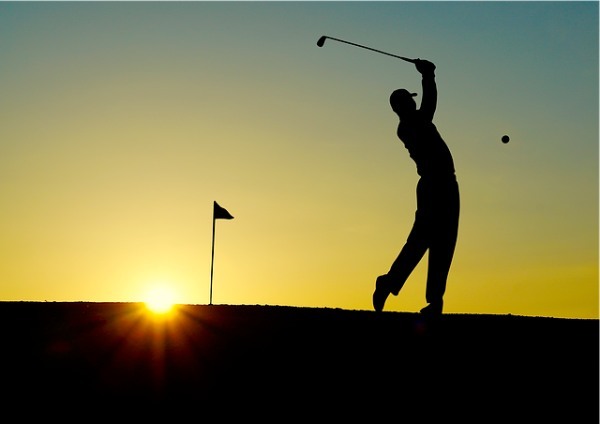 ゴルフスイング「縦振り」は、飛距離を伸ばす秘訣となるか？感覚を掴むコツも解説！