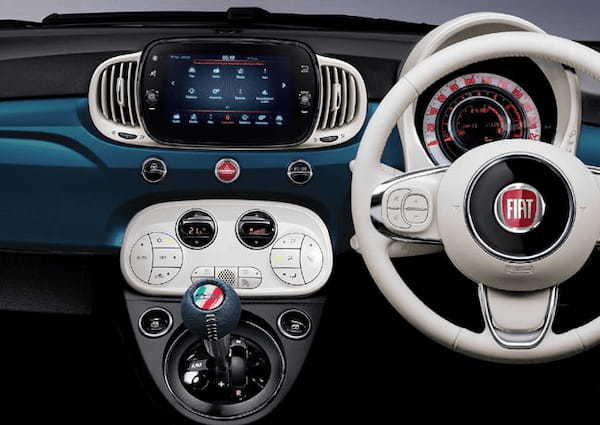 フィアット500/500Cに1.2Lエンジンを搭載した「1.2ドルチェヴィータ」を設定。1.2ドルチェヴィータをベースとする限定モデルの「グランデ ブル」も登場