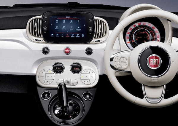 フィアット500/500Cに1.2Lエンジンを搭載した「1.2ドルチェヴィータ」を設定。1.2ドルチェヴィータをベースとする限定モデルの「グランデ ブル」も登場