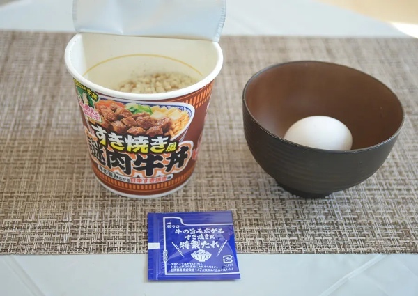 存在自体がナゾすぎる「カップヌードル すき焼き風 謎肉牛丼」はカップヌードル？牛丼？どっちなんだーい！