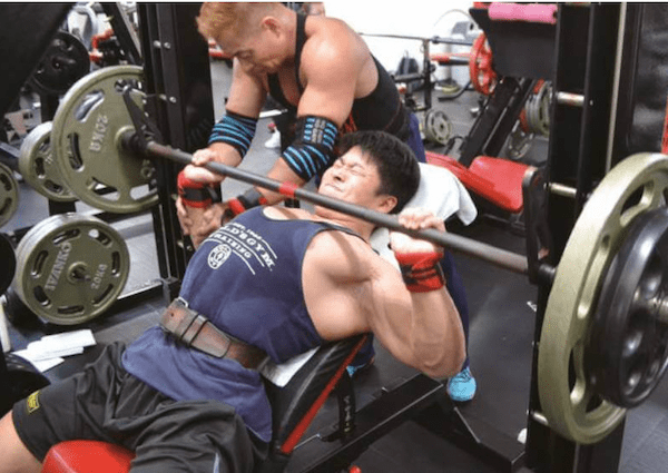 大胸筋が裂けてしまいそうなほど強烈な刺激を与える胸トレ(第2回)