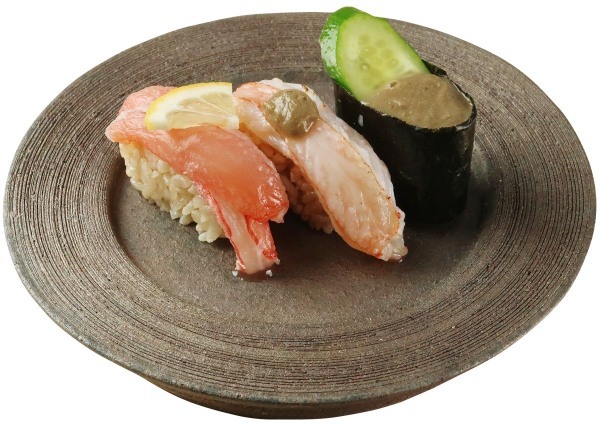 大衆寿司居酒屋「鮨 酒 肴　杉玉」最後の仕上げをお客さまの目の前で！「炎の藁焼き鰹にぎり」や“生ずわい蟹”を贅沢に使用した一皿が登場する『鰹と旨ネタ』フェア開催！