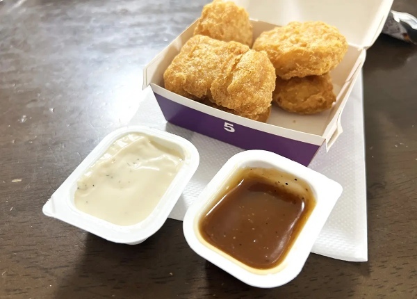 マックの新作ナゲットソースはクセになる系　「炭火焼き鳥風」「燻製風たまごタルタル」の味をたしかめてみた