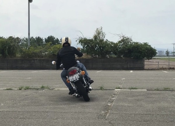 タンデムの乗り方とは?二人でバイクツーリングを楽しむ方法とコツをご紹介!