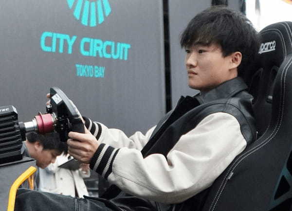 角田裕毅、FIA主催イベントにサプライズ登場で自身初フォーミュラE公式シミュレータを体験「新しい感覚を楽しみました」