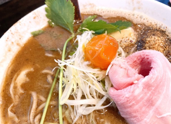 新感覚のラーメン！「麵屋 友来」には、あっさり派もこってり派も満足できる煮干しラーメンがあった。