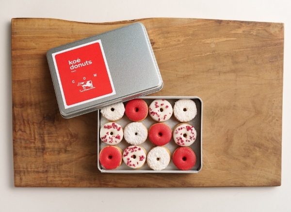 【koe donuts】牛乳石鹸「カウブランド赤箱」と初のコラボレーション！ふわふわの泡をイメージした焦がしバタードーナツが登場