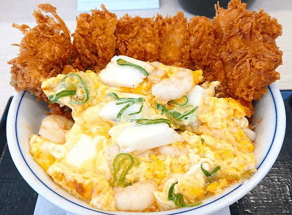 食欲があふれ出す！かつやの「海鮮たまごチキンカツ丼」がビジュアル最強すぎた