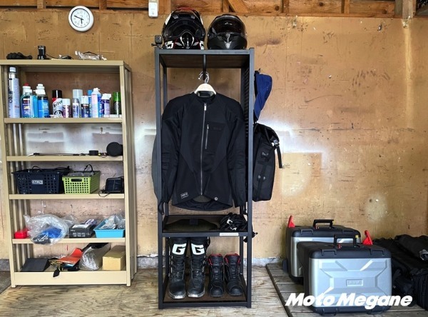 バイク用品をまとめて整理できる”映える収納棚”「ライダーズギアハンガー」