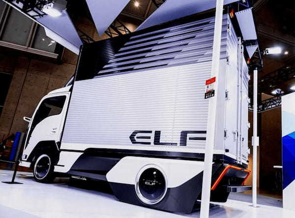 小型トラックのいすゞ・エルフをベースとした純正コンセプトパーツ装着車両の「ELF FUTURE ACCESSORIES EDITION」と「ELFmio OUTDOOR EDITION」が初公開