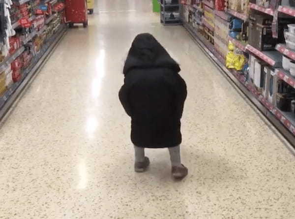あらかわいいですね!よちよち歩きの小さな女の子に見とれていたら・・・女の子が振り返った瞬間衝撃の事実が判明しビックリ!