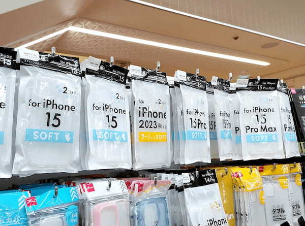 ダイソーで110円のiPhone 15用スマホケースは問題なく使えるの？　実際に買ってみた！