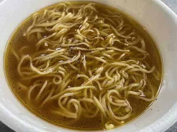 「麺とスープだけ」を実食しつつ検証！　カップラーメンに具材は本当に不必要か？