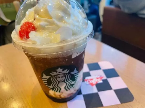 スタバ新作「スターバックス コーラ フラペチーノ」はレトロアメリカンな世界観!味も見た目もポップ