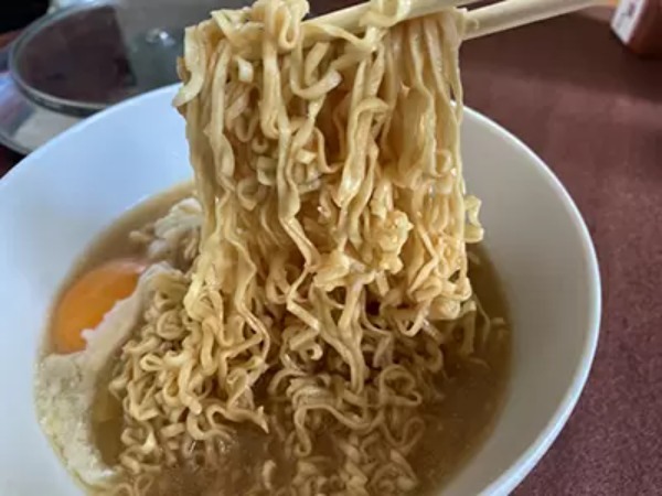 話題の0秒チキンラーメン禁断のチャレンジ！　熱湯＆生たまごで調理した結果は…？