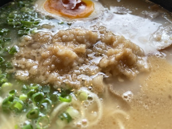 トロットロのスープが麺に絡みつくその名も「濃いラーメン」（天下一品のラーメンよりはサラリとしてます）