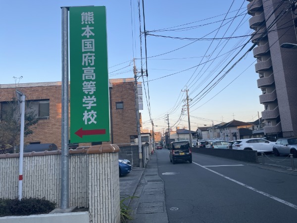 食パンくわえて「遅刻遅刻～」って角を曲がったら恋が生まれるのか
