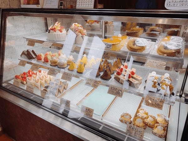 【阿蘇市】看板でバズったケーキ屋さんPATISSIER HIRO(パティシエヒロ)。看板もケーキも優しい世界だった。