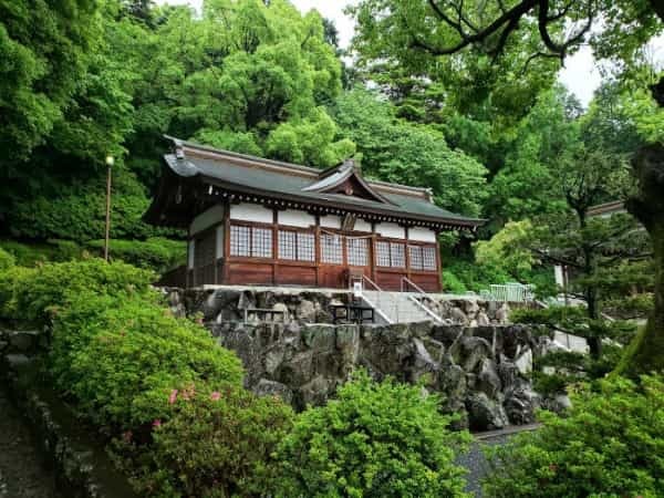 【岡山】桃太郎を祀り、鬼が眠る神社。国宝・本堂拝殿は全国唯一の様式