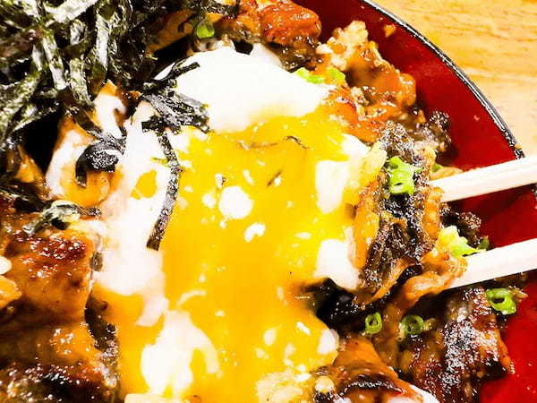 宇奈ととの期間限定「月見ギガ増し丼＋」を実食　鰻と温玉で永遠に続くコク