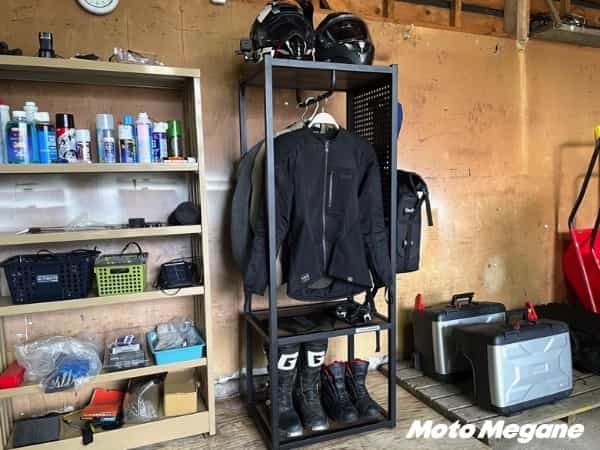 バイク用品をまとめて整理できる”映える収納棚”「ライダーズギアハンガー」