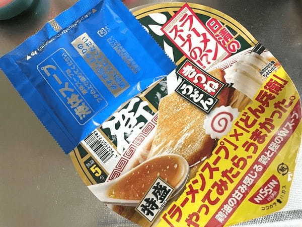 どんな味なんだ！？「日清どん兵衛特盛 ラーメンスープの！？きつねうどん」が謎すぎたので食べてみた結果