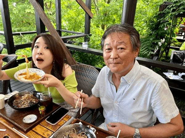 【スタッフ通信】県境の老舗茶店へドライブ。ハンパない絶景と力餅が待っていた