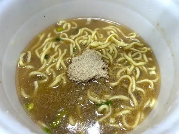 1つで2度美味しい「味変カップ麺」食べてみた　関西風も関東風も楽しめる？