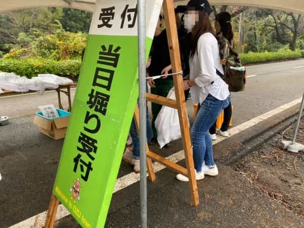 行列を避ける傾向にある熊本県人が列をなしてたので、その先に何があるのか行ってみたら芋ほりしてた