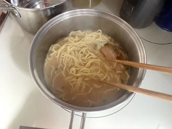 どうなってんだ！？謎技術「お水がいらない ラーメン横綱」ってどんなの？実際に作ってみた