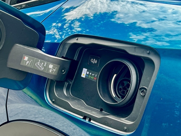 【試乗記】クルマの新しい価値をカタチでも表現している新型プジョー408 GT HYBRID