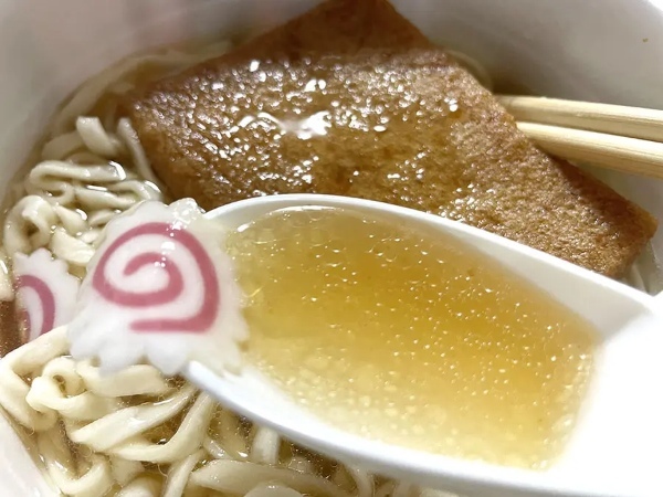 どんな味なんだ！？「日清どん兵衛特盛 ラーメンスープの！？きつねうどん」が謎すぎたので食べてみた結果