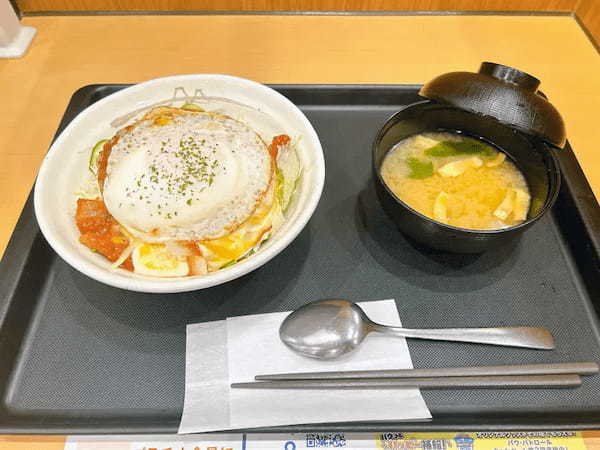 松屋のチーズバーガー丼がヤバすぎる！罪悪感満載のジャンクフードを堪能