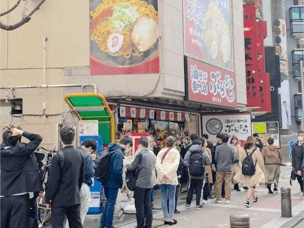 “横浜ローカルコラボ”実現、油そば専門店「ぶらぶら」でハム・ソーセージ専門店「ミュンヘン」の特製チャーシューを導入開始