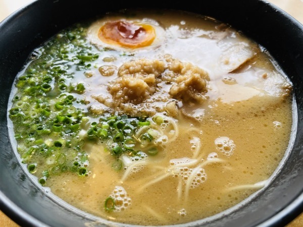 トロットロのスープが麺に絡みつくその名も「濃いラーメン」（天下一品のラーメンよりはサラリとしてます）