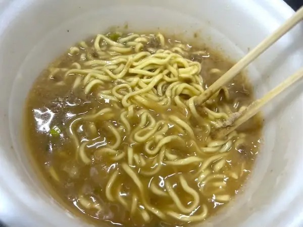 1つで2度美味しい「味変カップ麺」食べてみた　関西風も関東風も楽しめる？