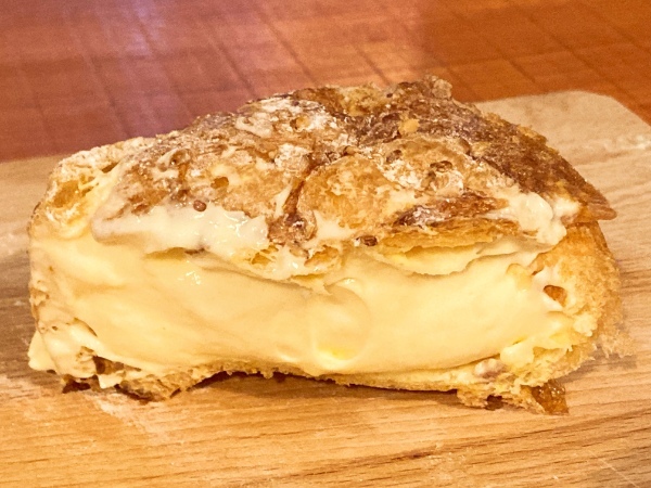 クリームたっぷりで後引く美味しさ。菊池市にある「よしのや菓舗」のシュークリームはコスパも良いし、疲れた身体を癒してくれる。