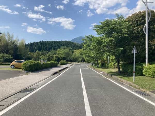 竜門ダム芝生広場に突如現れた『絶景ブランコ』。壮大な景色を独り占め！