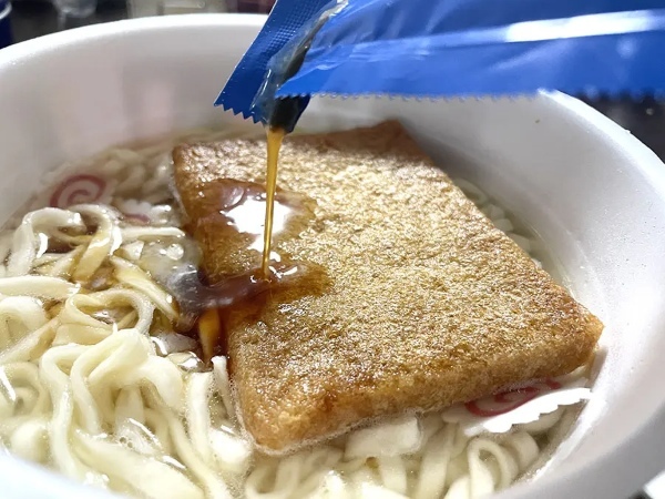 どんな味なんだ！？「日清どん兵衛特盛 ラーメンスープの！？きつねうどん」が謎すぎたので食べてみた結果