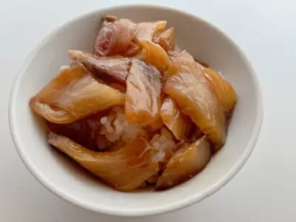 5分の流水解凍で漁港の味に！カルディの「漁師のまかない漬け丼」
