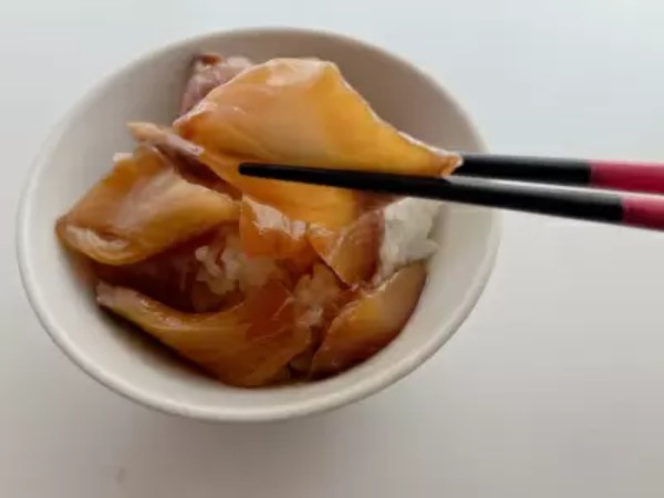 5分の流水解凍で漁港の味に！カルディの「漁師のまかない漬け丼」
