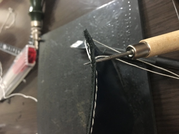 革細工の始め方!初心者向けにレザークラフトの基本のやり方や揃える道具を解説!