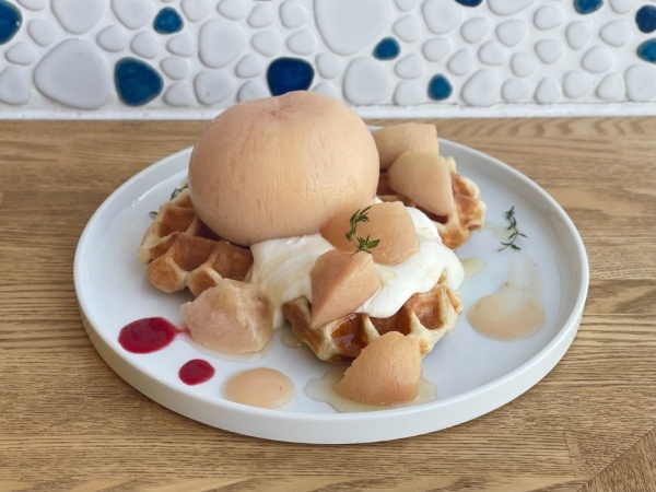 「パンとエスプレッソと自由形」や「なんとかプレッソ」など4店舗で桃まるごと1個を使ったスイーツなどが堪能できる「桃フェア」を7月18日より開催