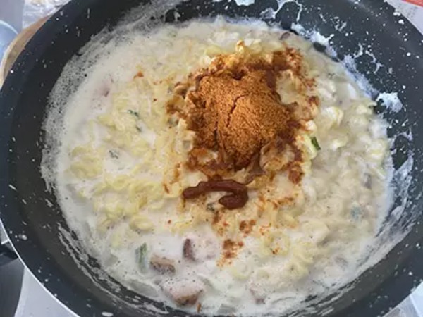 春らしいピンク色のラーメン！　ネット上で話題のロゼラーメンに挑戦