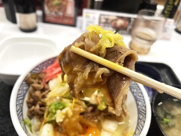 吉野家の一番偉い人が考えた「裏牛丼」を食べてみた 「秘密のまかない飯」再現