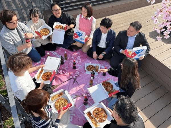 ドミノ・ピザ、準備が大変な“お花見の幹事さん”を救う 『幹事さんお助け！「マイドミノ」お花見セット』3月20日（月）より販売開始