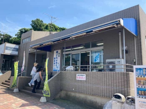 【鎌倉腰越】漁師の店で地魚を食し朝どれフライを買いに行こう